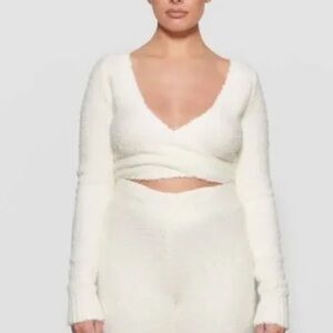 SKIMS cream wrap fleece top in good used condition. Medium.